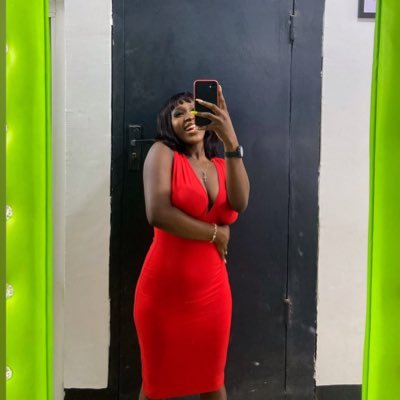 Leo ♌️.... beauty with brain .... your favorite, hot nerd 🤓