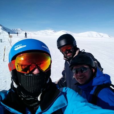 Software Engineer, snowboarder, home baker and tired farther...