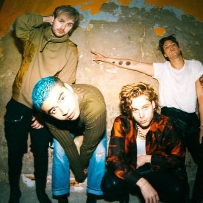 Turn on our notifications please. We are 7 girls who is in love with 4 Aussies and are ready to update you on the things in 5sos's life. Access to 1/5 of 5SOS.