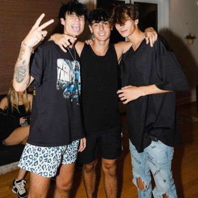 happyxsway's profile picture. smile! it looks great on you 💓