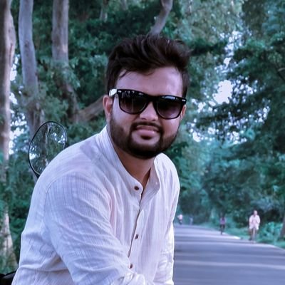 दुश्मन भी मेरे मुरीद हैं शायद,
वक़्त बेवक्त मेरा नाम लिया करते हैं,
मेरी गली से गुज़रते हैं छुपा के खंजर,
रु-ब-रु होने पर सलाम किया करते हैं.