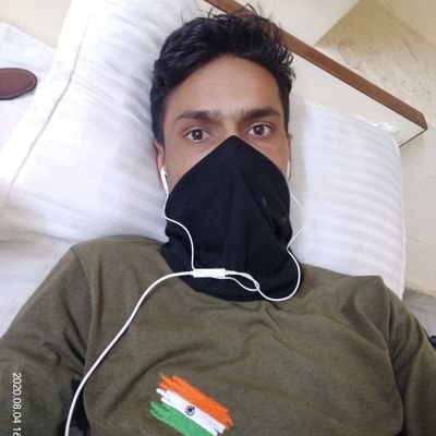 किसी ने _मुझसे पूछा💬 जिंदगी क्या है....❓❓😕 मैंने #हथेली✋ पर _थोड़ी सी #धूल ली और फूँक🍃 मार_ कर #उड़ा दी✌️