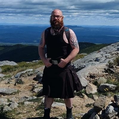 quiet veteran who loves metal, scifi, fantasy, larp, D&D, gaming, prop and costume designing, Vikings, and Aliens