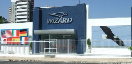 Com quase 20 anos, a Wizard Teresina é a maior escola de idiomas da cidade! Conheça as sedes: Wizard Fátima (3234-1588) e Wizard Shopping (3230-1174)