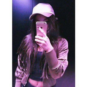 فـتـاة عـلـى قـيـد حـلـم مُـنـتـظـر💜.