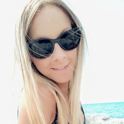 Amb l'espurna de la historia,
i avançant a pas valent,
hem encès dins la memòria,
la flama d'un sentiment;
Nascuda a Girona, Vivint a Barcelona.
Del Barça