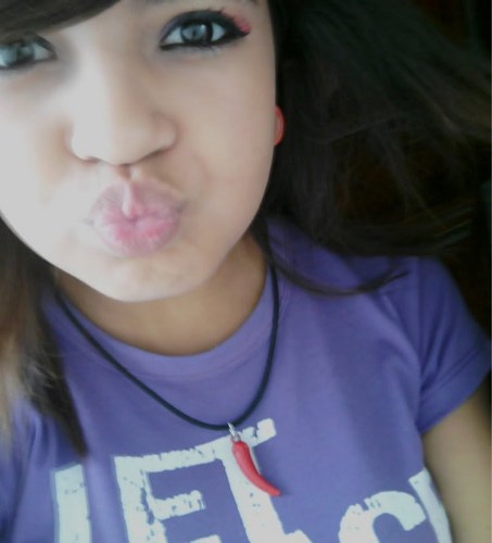 Só queria te abraçar,te tocar,te beijar, olhar em seus olhos e ver que você não e só um sonho. HOLD MY HAND (8'