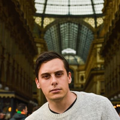 Creo historias y las escribo en forma de novela, guión u obra de teatro. Jota (2021), Las Cajas de las Emociones (Babidibú, 2021). Estudié el @Msterguincinetv.