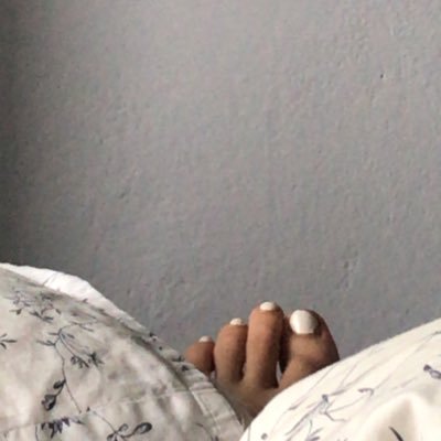 i am a young girl who sells foot pics, dm me!!!!