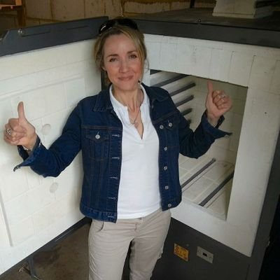 Wildlife artist & sculptor from the heart of Kent, UK. Passion for nature, gardens, photography & her rescue pup Gracie! On instagram & Facebook