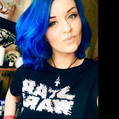 Christen_Bells's profile picture. ✩ 𝐓𝐡𝐞𝐫𝐞 𝐢𝐬 𝐁𝐞𝐚𝐮𝐭𝐲 𝐢𝐧𝐭𝐨 𝐃𝐚𝐫𝐤𝐧𝐞𝐬𝐬 ✩ #MakeUpArtist • #Vegan • #Music • #Marvel • #StarWars • #Gothic • #Yoga • #Witch • #Singer