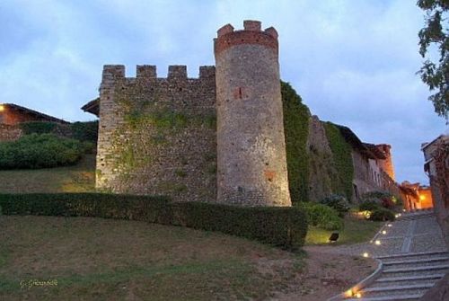 Candelo (Italy, Piemonte, BI) suscita emozioni profonde: quelle di un Ricetto medievale racchiuso tra rue di piccoli ciottoli, possenti mura e vigili torri.