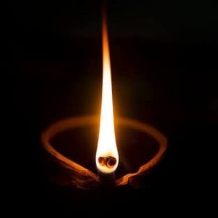 सच कहना ज़रुरी है , आईने को आईना दिखना ज़रुरी है,
मौन होना विकल्प नही अब, ख़ुद को जलाना ज़रूरी है .!
~ अतुल