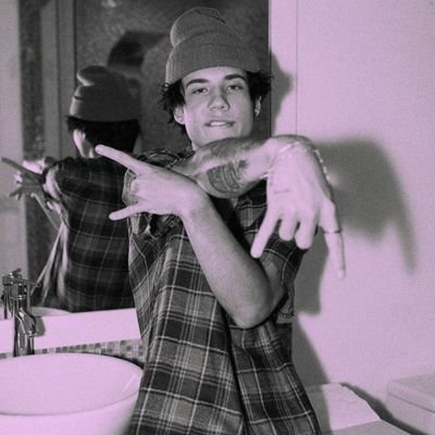 hosslerluv's profile picture. i'm so over life // 988
