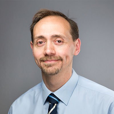 Ingeniero de Telecomunicación, Profesor de vocación, padre. Profesor Titular en UC3M.