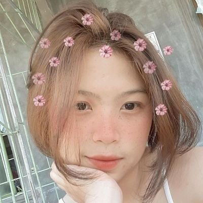 MeixinRobillos's profile picture. yes i exist 🍃