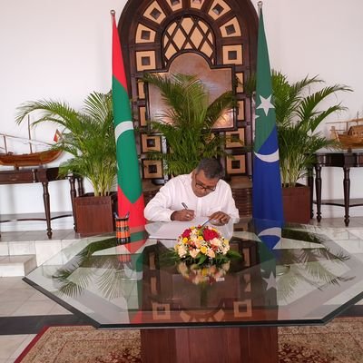 އުހުގައި ހުރިއްޔާ ހައްތަހާ ތިބެނީ މުޅިން ރަޙުމަތްތެރިން،
  ރުހުމާ އެހީ ދިނުމަށްޓަކައި ތައްޔާރުގައި ތިބި އެކުވެރިން