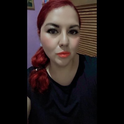 Divertida como verano, nostálgica como invierno, soñadora como otoño, cálida como primavera... Amante del amor.