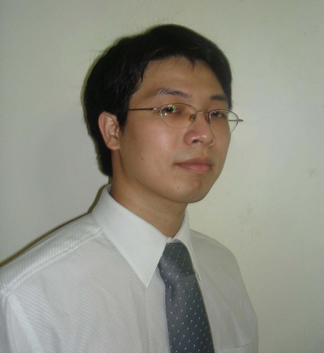 網路行銷超人，中央數學碩士，任教補習班與學校，目前擔任網路行銷講師、家教老師，時薪介於1000到5000元。著有「家教達人賺錢聖經」、「玩弄失敗」、「解開愛情之謎」、網路創業面面觀等