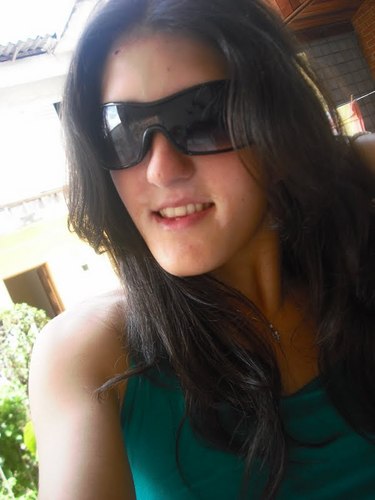 Ah eu sou uma pessoa de bem com a vida, amiga...em fim pra todas as horas..
