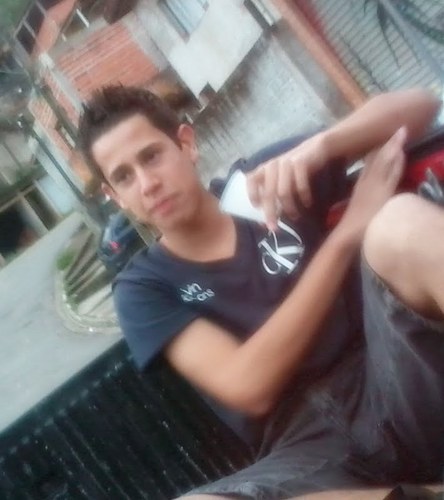 Meu nome é Lucas, gosto de chocolate, sou apaixonado por olhos cor de mel e Jesus, gosto de mais do Capital Inicial , sou Hetero ..e odeio Falsidade ,