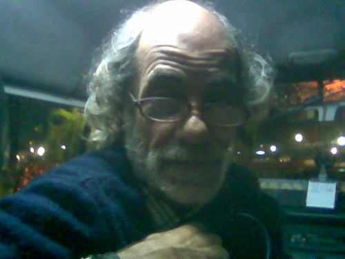 Idealista incurable, busco aún ser útil al mundo; convencido del poder humano, sé que vamos encontrando el camino.