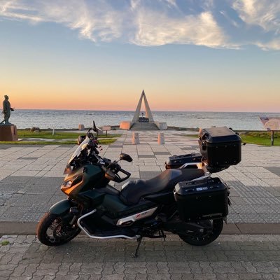 コンピュータ専門学校教員。ゲームプログラム関連を担当。趣味はバイクツーリングとカメラ。 バイクは X-ADV、C110、車はカローラクロス、カメラはSony α7Ⅲ、RX100M3、iPhone15Pro。フォト中心でコメントのお返事はファボのみにさせていただいてます🙇