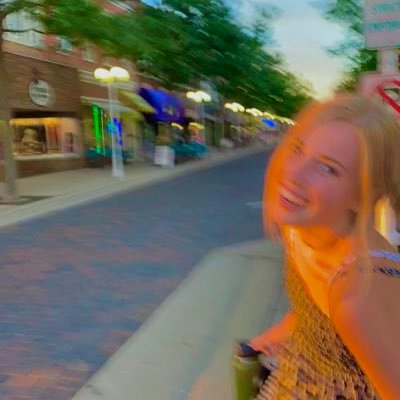 jullia_larson's profile picture. uhhh hello she/her