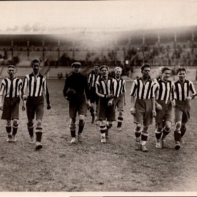 I collect original vintage sports photos and trading cards. mainly related to Swedish Football, but interested in most sports.