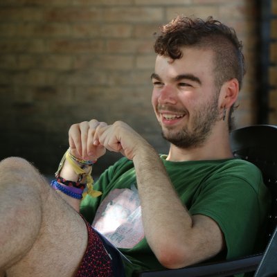 Forma part d'una bona educació saber quan s'ha de ser maleducat. Llobregatenc, escolta i ganàpia. Aquí, punk tendre i shitposting.