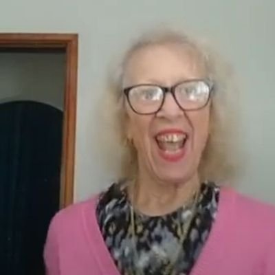 Soy vieja de radio patio. Ahora vivo en el #París de Latinoamérica. Tengo 70 años y mi frase celebre