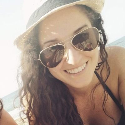 Me conocen como la viudanegra,como pelona,pelo,pelito,pelaso,la enana del pelo rizao, pero ESTA SOY YO dijo la morfea y el perreo de la fea la linda lo desea.