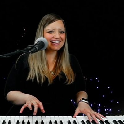 Musician, artist, & entertainer. Strolling Piano, Jellyrolls @ Walt Disney World, Pat O’Brien’s @ Universal Orlando, Howl and more. she/her https://t.co/uUMeU4VUcF