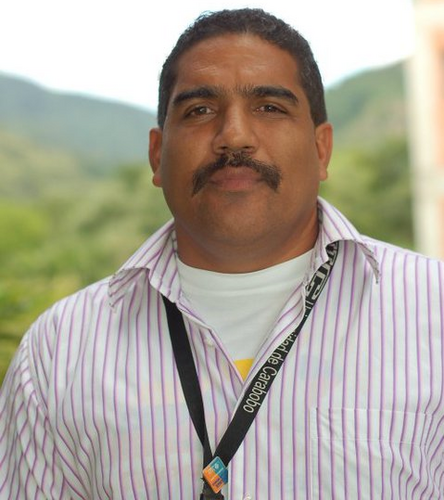 Licdo en Educación mención Informática,Especialista en tecnología de la computación en Educación, MSc en Investigación Educativa, Doctorando en Educación