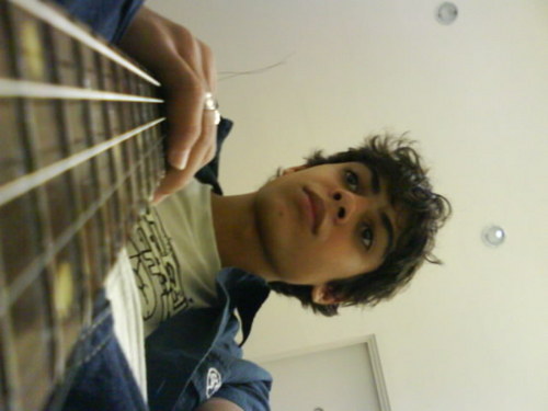 Filho de Deus, guitarrista, apaixonado pela minha família e pela minha namorada...