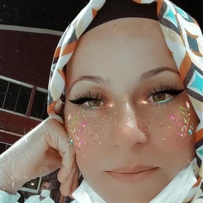 şekerKÜPÜolarak doğduğumu söyledikleri hayata, neşeKÜPÜolarak devam ettim sonra zeka küpü derken,sabir küpü.şimdilerde sinir küpü gibiyim.VEsonumdan endişeliyim