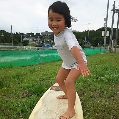 都内在住在勤の週末サーファー。大貫から南房総までが移動レンジ、片貝がメインです。2度の出産を挟んでサーフィン歴は13年ほど、愛板はアルメリック#4とPYZEL JJF GREMLIN。高校まで競泳選手、大学では水球マネージャー。愛猫はノルウェージャンフォレストキャット。夫はヘルニア克服者、小5♂と小2♀のママです。
