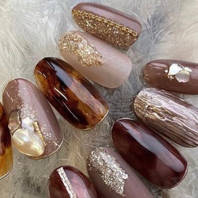 ネイリストとして働いています。ネイルモデル募集💅しております✨ 仕事しながらネット起業もしております！具体的な方法を公式ラインで公開してます。