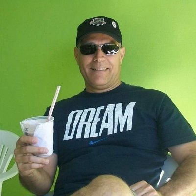 Pai, avô, SUD, empreendedor, amante de livros, do mar e da natureza. Um homem comum escrevendo a própria história e tentando encontrar o propósito da vida.