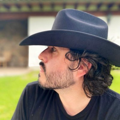 OscarAmador's profile picture. Contador de historias y soñador profesional.