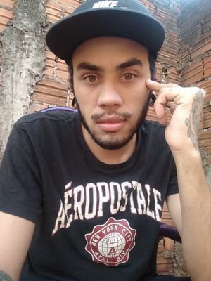 o Universo nos dá um pouco mais do que podemos suportar, e ai crescemos, emocionalmente.   Skatista, fã de Índie, tatuado.  25y♊ Despojado e pouco bipolar.