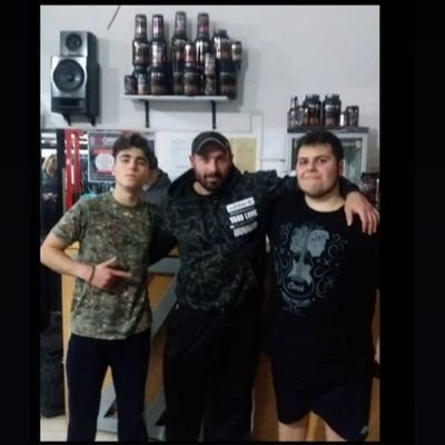 Técnico Electromecánico, hincha de Boca y de Renault. Porteño de nacimiento, Marplatense por adopción.