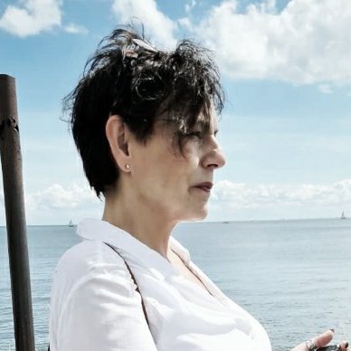 Vrouw, dochter, moeder, zus, tante, collega, geliefde, buurvrouw, nicht, schoondochter, vriendin of ex van iemand.  Schadenet van As.