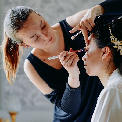 Maquilleuse professionnelle, Prothésiste ongulaire et même Youtubeuse. Truc de fou.