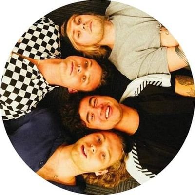 ¡Hola! somos una fan account de @5SOS.
Síguenos en nuestra página de facebook para ver memes y más contenido: