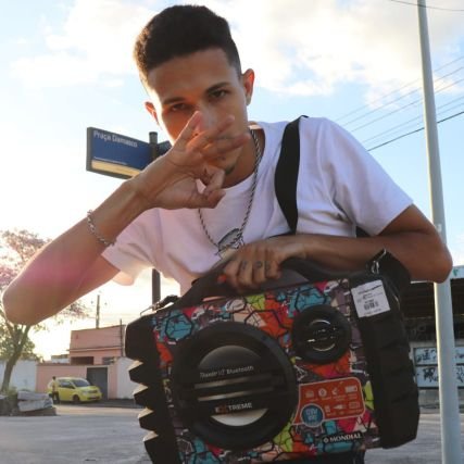 Sou de Bangu RJ
Cantor de rap de trap de funk
Sou compositor