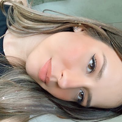 AnaCecySR's profile picture. look up