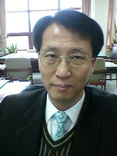 행정학을 공부했고, 대학에도 근무했지만 지금은 공무원교육원에서 공무원교육훈련에 몰입하고 있음. 주말에 괄사를 매개로 노인정 등에서 봉사활동.