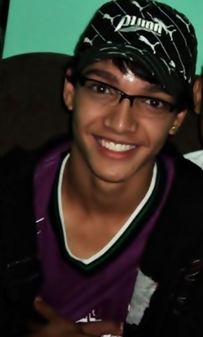 Ariano , bahiano por falta de escolha , 16 anos , brincalhão , procurando saber o que se passa dentro de cada pessoa , vivendo esperando dias melhores..