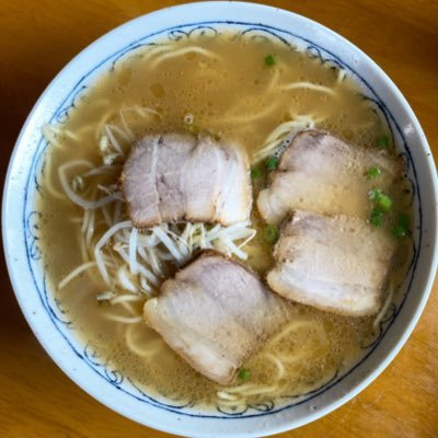 鹿児島県の大隅半島を拠点に活動する「俺たち週一ラーメン部」。週一でラーメンを食べてインスタにアップする地域貢献を第一に活動。部員は本部4名＋鹿児島支部1名。地元のラーメン発信🍜鹿児島はメシが美味い！！フォロバ95パー麺ト。夢はラーメン屋さん🍜🍜